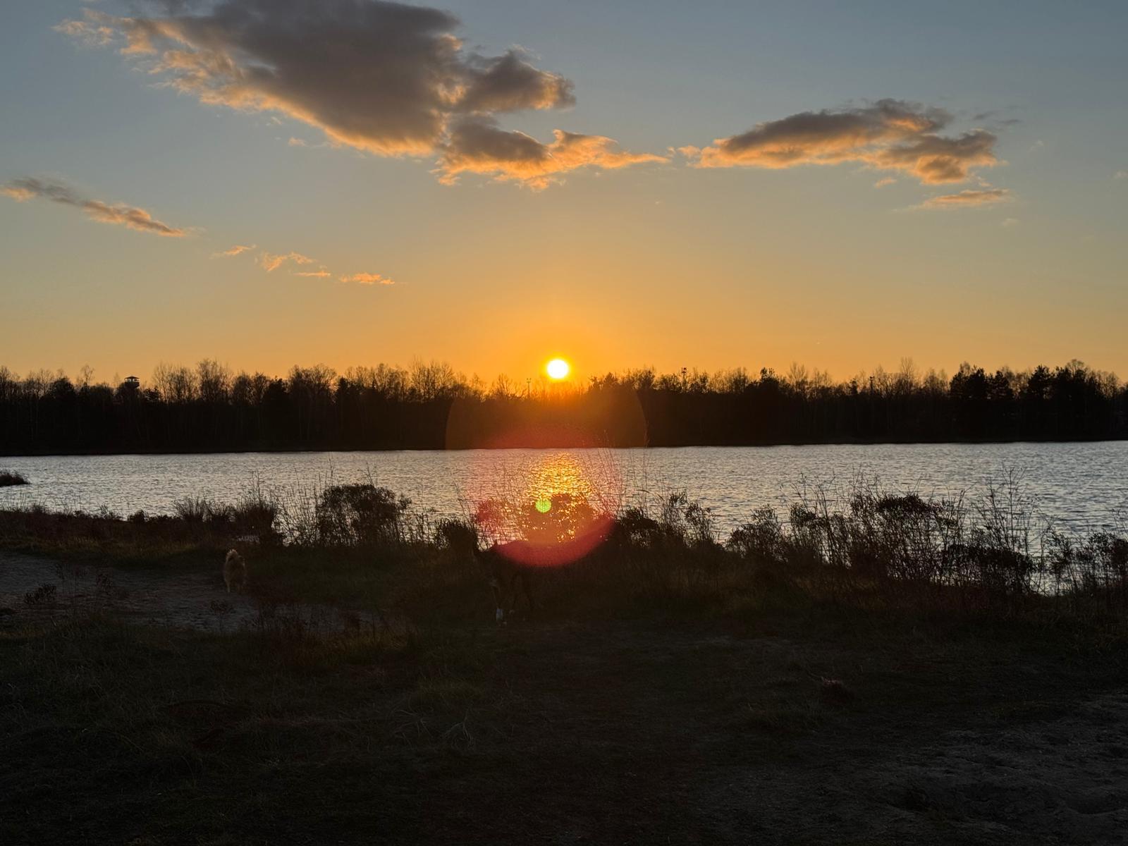 Západ slunce nad hladinou pískovny